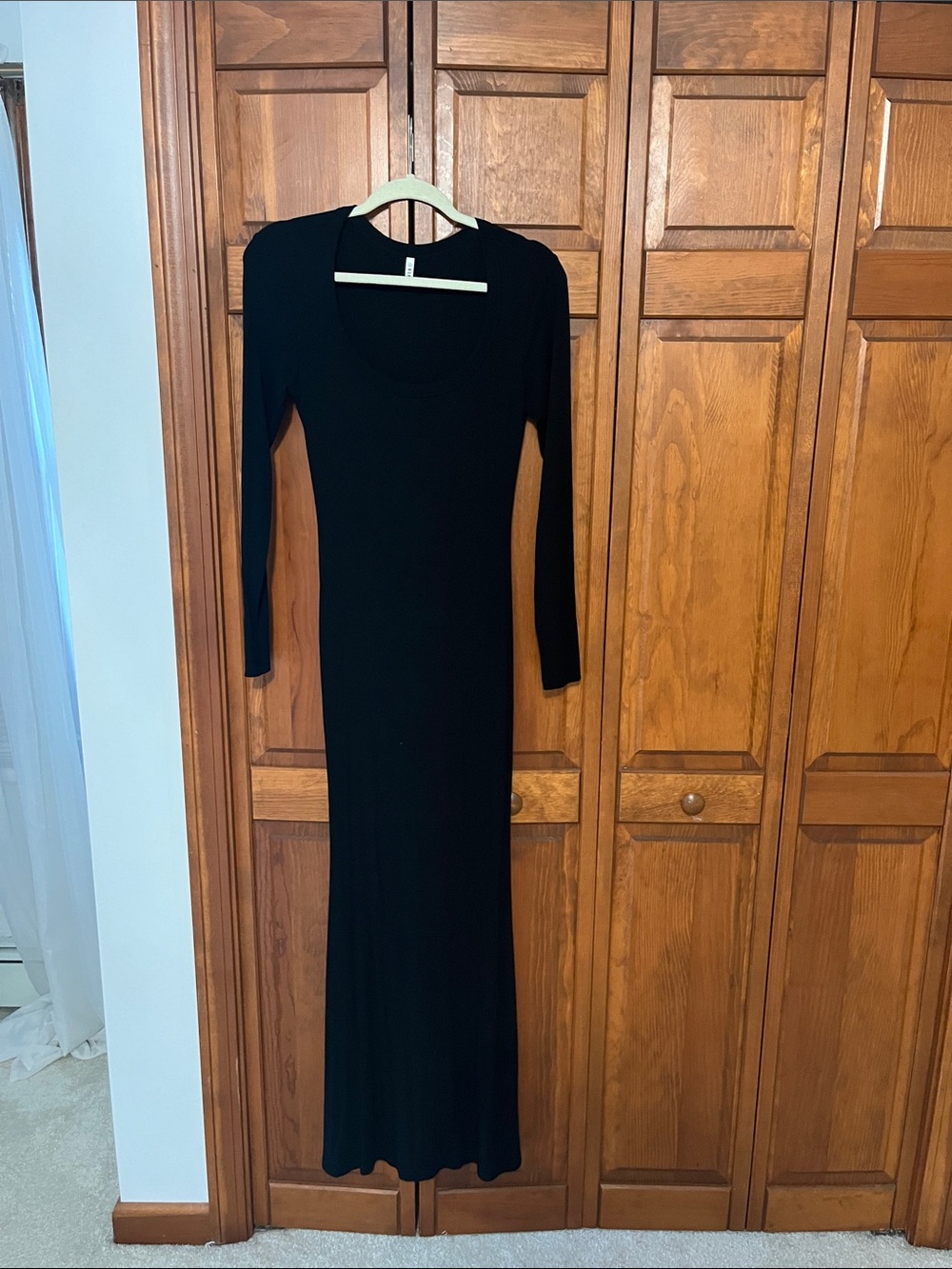 ReoRia Black Long Sleeve Scoop Neck Maxi Dress